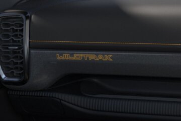 WildTrak仕様はインストルメントパネルにロゴが入ります