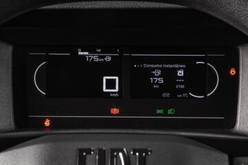 新たにデジタルメータークラスターを装備