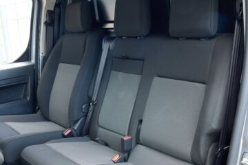 パネルバンは助手席2名掛けの3人乗りとなります