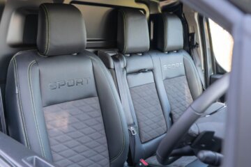 SPORTロゴがエンボス加工された専用エコレザーシートが装備