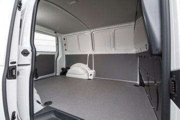 フラットでスクエアな荷室は多くの荷物を積み込みできます