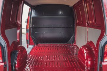 強固なフルスチールバルクヘッドを装備ｖ