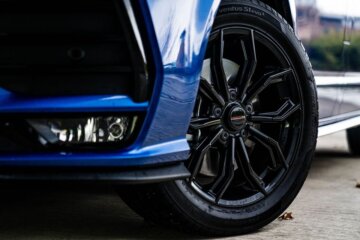 専用18インチアルミホイールにローダウンスプリングが組み合わされます