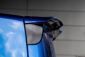 空力性能向上と迫力をプラスする専用リアスポイラー