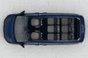 シート配列は2+2+3の8人乗りが標準となります（写真はSWBボディ）
