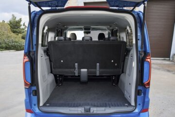 フル乗車でも余裕のあるラゲッジスペース