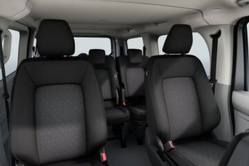 トランスポーター・コンビは標準で2列シート5人乗りとなります