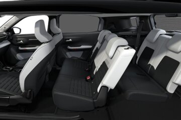 クラス唯一の3列7シーター仕様が選択可能