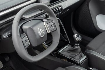 日本未導入の左ハンドルやMT仕様も並行輸入可能です