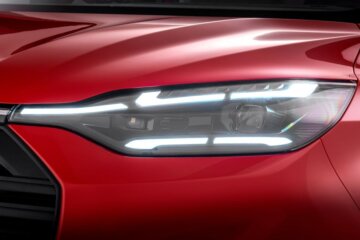 シャープな造形が印象的なLEDヘッドライト