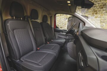 パネルバンはフロント3人掛けシートが設定