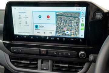 13インチに拡大された大画面タッチスクリーン