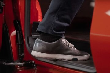 スライドドア下部にはステップを装備