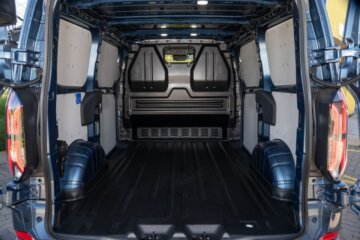 新プラットフォームにより床面が低くなった荷室