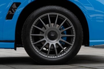 MS-RTブルーのキャリパーを覗かせる専用19インチアルミホイール