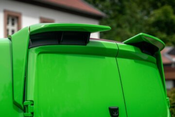 空力特性を向上させる専用リアスポイラー