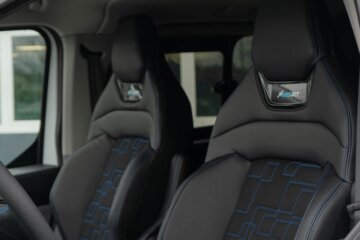 MS-RTロゴ入り専用スポーツシートが装備