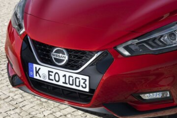 フェイスリフトで新意匠のVモーショングリルを採用