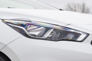 LEDヘッドライトを一部仕様に初採用