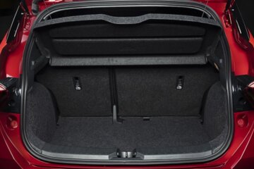 コンパクトでも使い勝手の良いラゲッジ空間を備えます