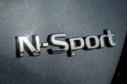 N-SPORTの専用エンブレムがリアに装着されます