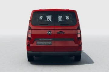 欧州LCVのような観音開きバックドアも選択可能