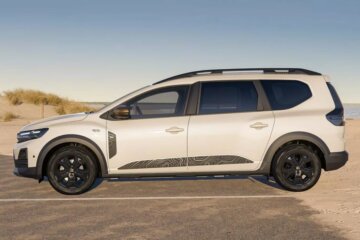 ダチア ジョガー（サイド：地形をモチーフにしたサイドストライプ付き）