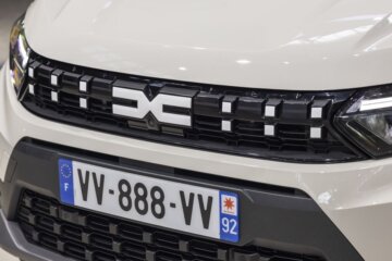 新デザイン言語を導入したドットが印象的なフロントグリル