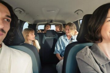 コンパクトなボディでも最大7人で移動できます