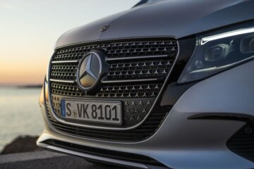 従来モデルよりも大きく迫力が増したフロントグリル