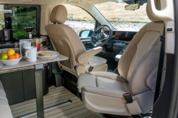 運転席/助手席は回転対座が可能