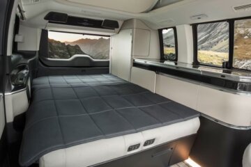 キャビン側は2列目3列目を倒してベッドになります