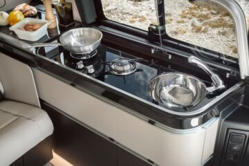 二口ガスコンロとシンクを内蔵したミニキッチンが備わります(マルコポーロのみ)