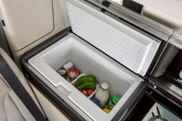 40Lの容量をもつコンプレッサー式冷蔵庫は温度設定により冷凍した食品も保管できます