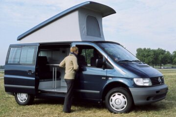 ヴィトーがベースになった2代目モデルではポップアップルーフを装備(1996年)