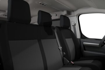 オプションでフロント3人掛け仕様も選択可能