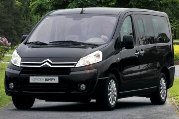 前任モデルにあたるシトロエン ジャンピーの乗用仕様(2代目モデル)