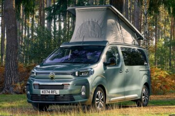 スペースツアラーをベースにキャンパー架装されたホリデイズ