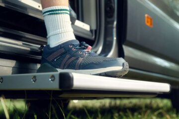 自動でスライドする電動ステップが装備