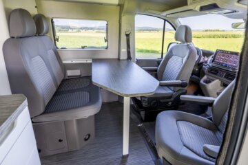 運転席および助手席は回転対座が可能