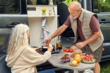 ダイニングテーブルは車外側にも簡単に固定できるようになりました