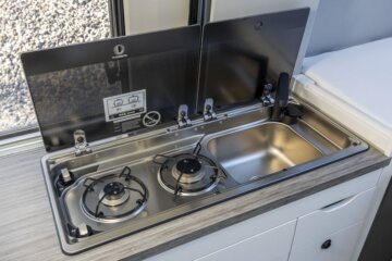 シンクや二口ガスコンロが備わるフルサイズのキッチン
