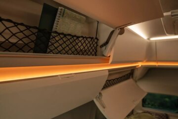 頭上空間にも効率的な収納が用意されています