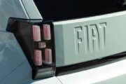 ハッチゲートにはフィアットのロゴがエンボス加工されます