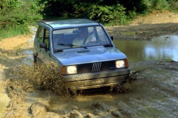 悪路走破性の高いパンダ4x4が途中で追加されました