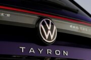 浮き上がっているようにライティングされるリアのVWロゴ