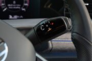 シフトレバーはステアリングコラムに設置されます