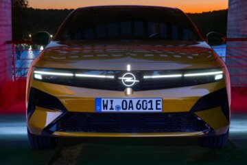 ロゴを中心に水平/垂直方向にライティングされる新たなOpel Visor