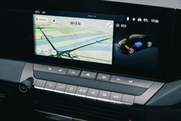意図的に物理ボタンが残されたPure Panel