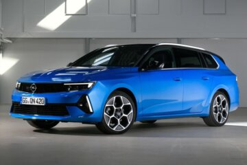 ステランティスの技術にて刷新されたアストラL(フェイスリフト前モデル)